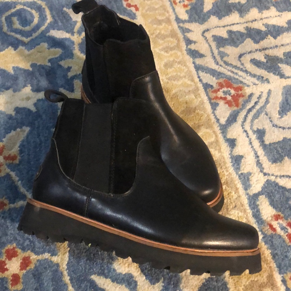 Roxy Alpine collection pull on black booties. Sz 8